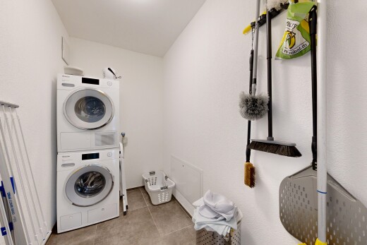 wäschekammer mit waschturm, inside property, wäscherei, light floor, und fliesenboden