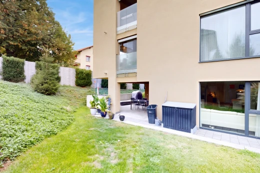 außenansicht mit stuckverkleidung, day time, rasen, und terrasse