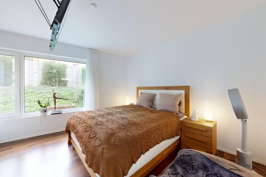 zimmer / schlafzimmer mit gipskartonwand, drywall, holzfußboden, wood finish floor, und inside property