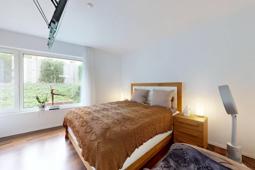 zimmer / schlafzimmer mit gipskartonwand, drywall, holzfußboden, wood finish floor, und inside property