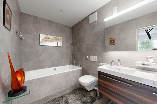 bad mit fliesenwand, tile wall, komplettes badezimmer, doppelwaschtisch, und inside property