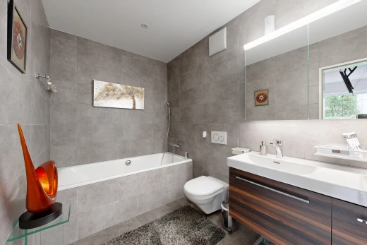 bad mit fliesenwand, tile wall, komplettes badezimmer, doppelwaschtisch, und inside property