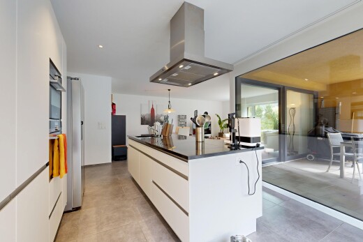 küche mit schränke mit flachen paneelen, flat panel cabinets, dunstabzugshaube, arbeitsplatten, und dark countertops