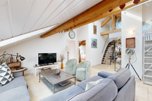 wohnzimmer mit vaulted ceiling, dachschräge, beamed ceiling, balkendecke, und treppen