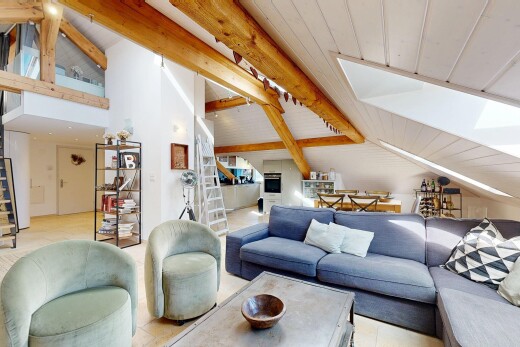 wohnzimmer mit beamed ceiling, balkendecke, vaulted ceiling, dachschräge, und inside property