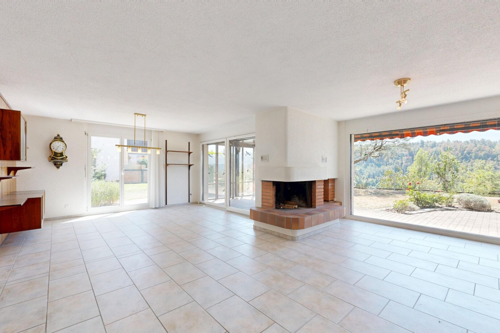 wohnzimmer mit kamin, drywall, gipskartonwand, inside property, und light floor