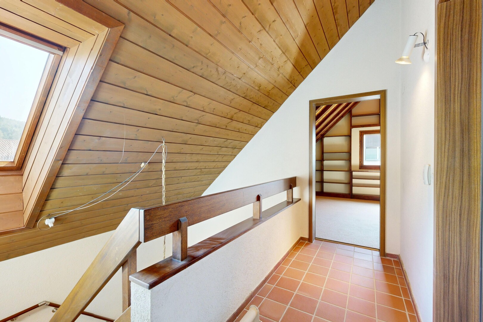 halle / korridor mit holzdecke, wood ceiling, gipskartonwand, drywall, und high end ceiling