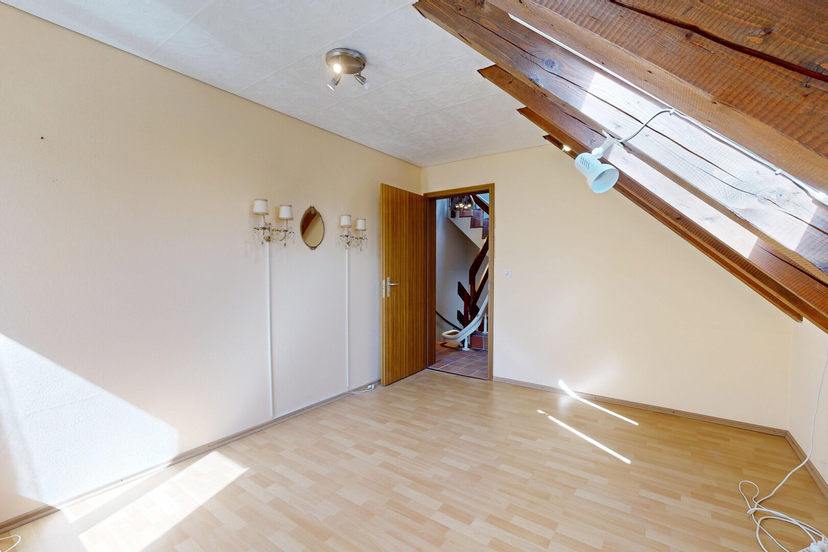 leerer raum mit holzfußboden, wood finish floor, gipskartonwand, drywall, und inside property