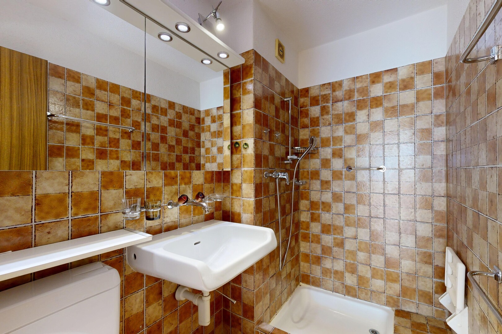 bad mit komplettes badezimmer, dusche, fliesenwand, tile wall, und spiegel