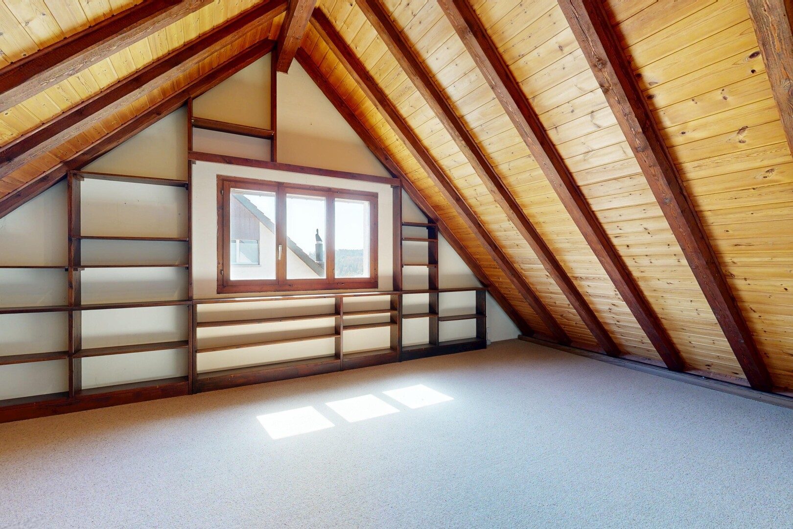 leerer raum mit wood ceiling, holzdecke, cathedral ceiling, kathedralendecke, und beamed ceiling