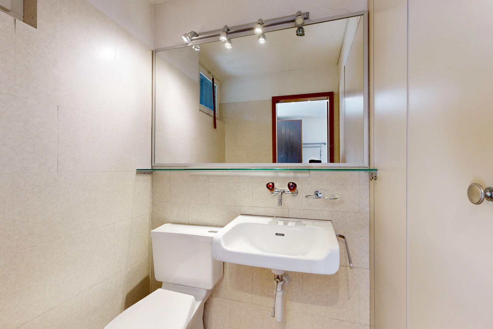 bad mit tile wall, fliesenwand, toilette, gäste-wc, und waschbecken