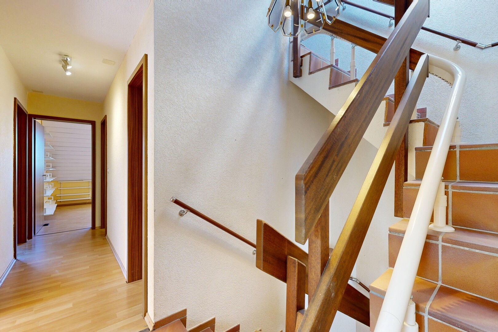 treppe mit treppen, holzfußboden, wood finish floor, und inside property