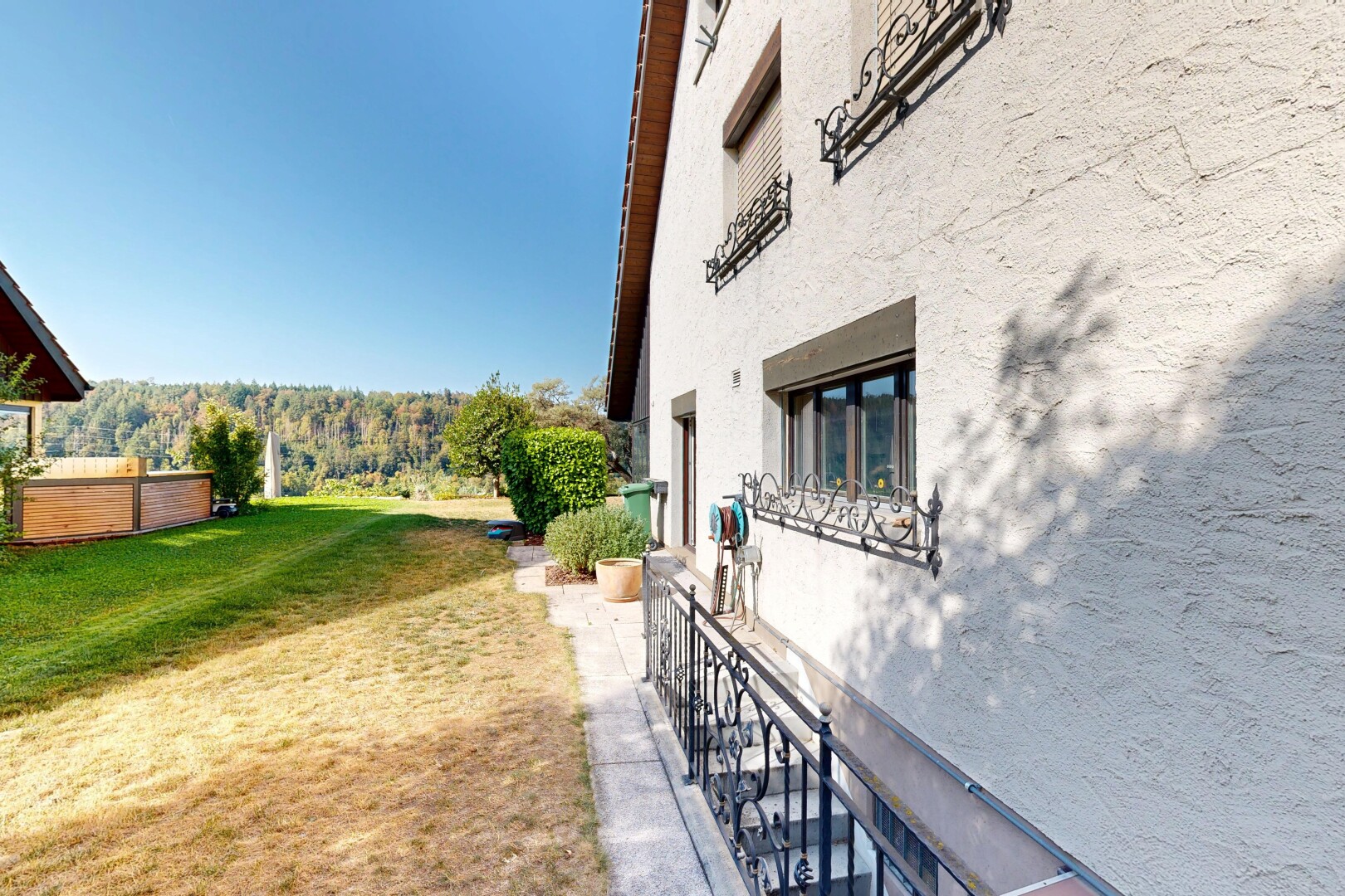 terrasse mit rasen, from property, und day time