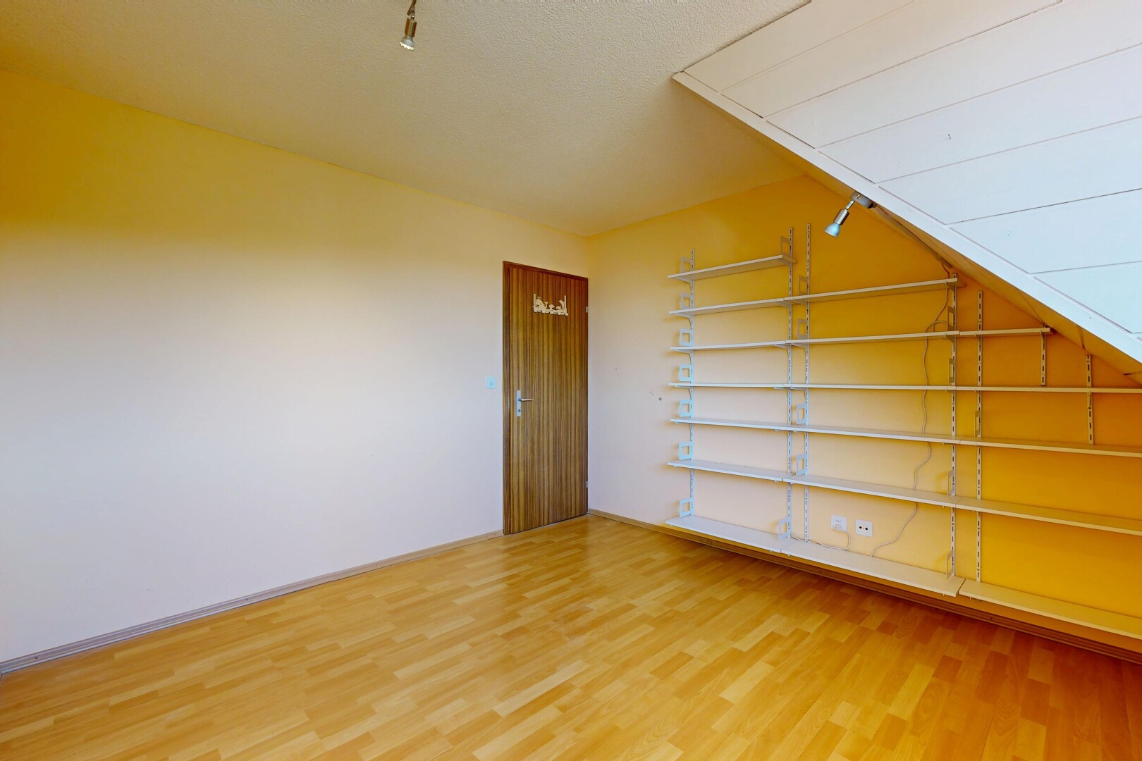 leerer raum mit wood finish floor, holzfußboden, drywall, gipskartonwand, und inside property