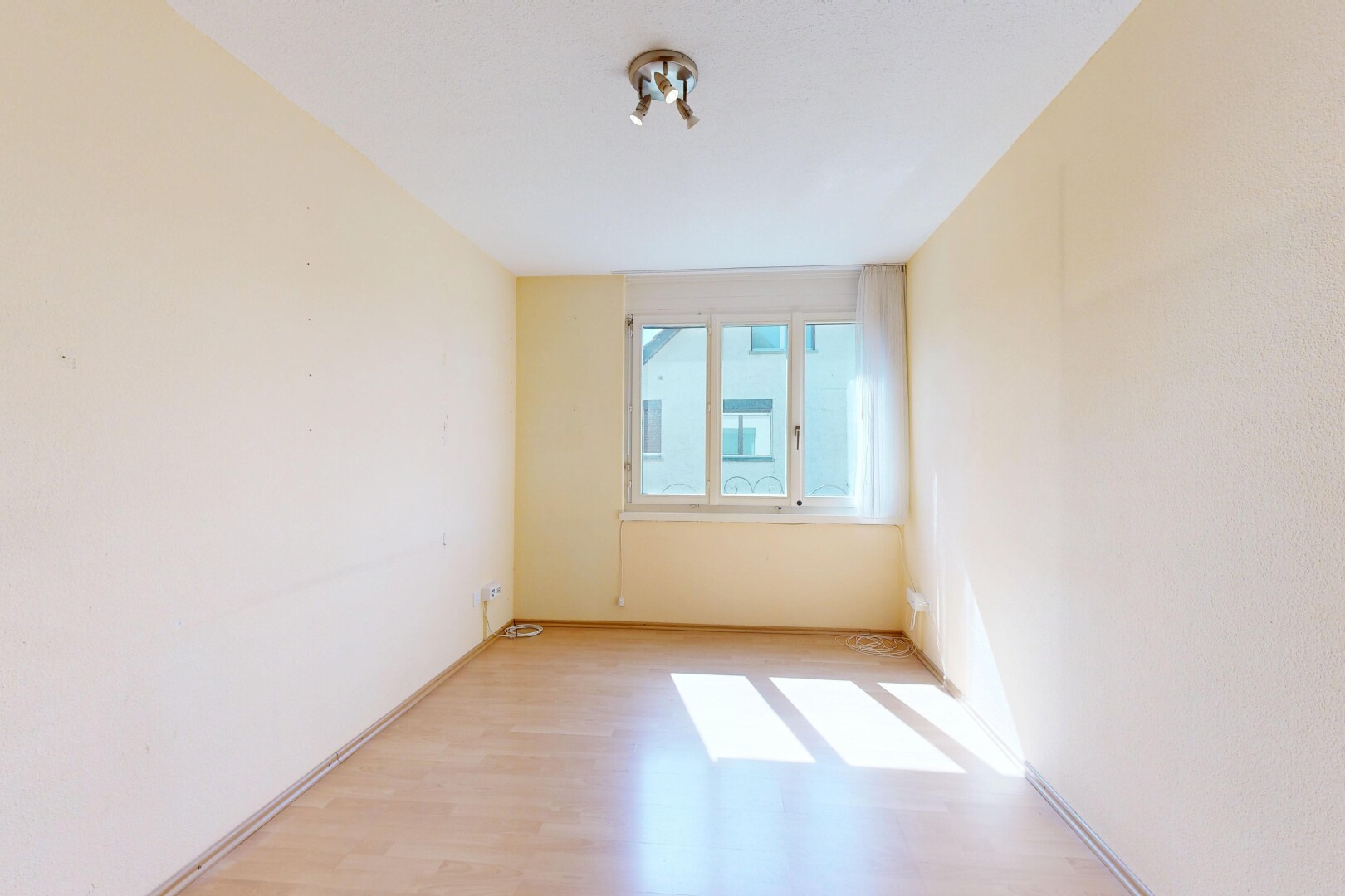 leerer raum mit wood finish floor, holzfußboden, inside property, drywall, und gipskartonwand
