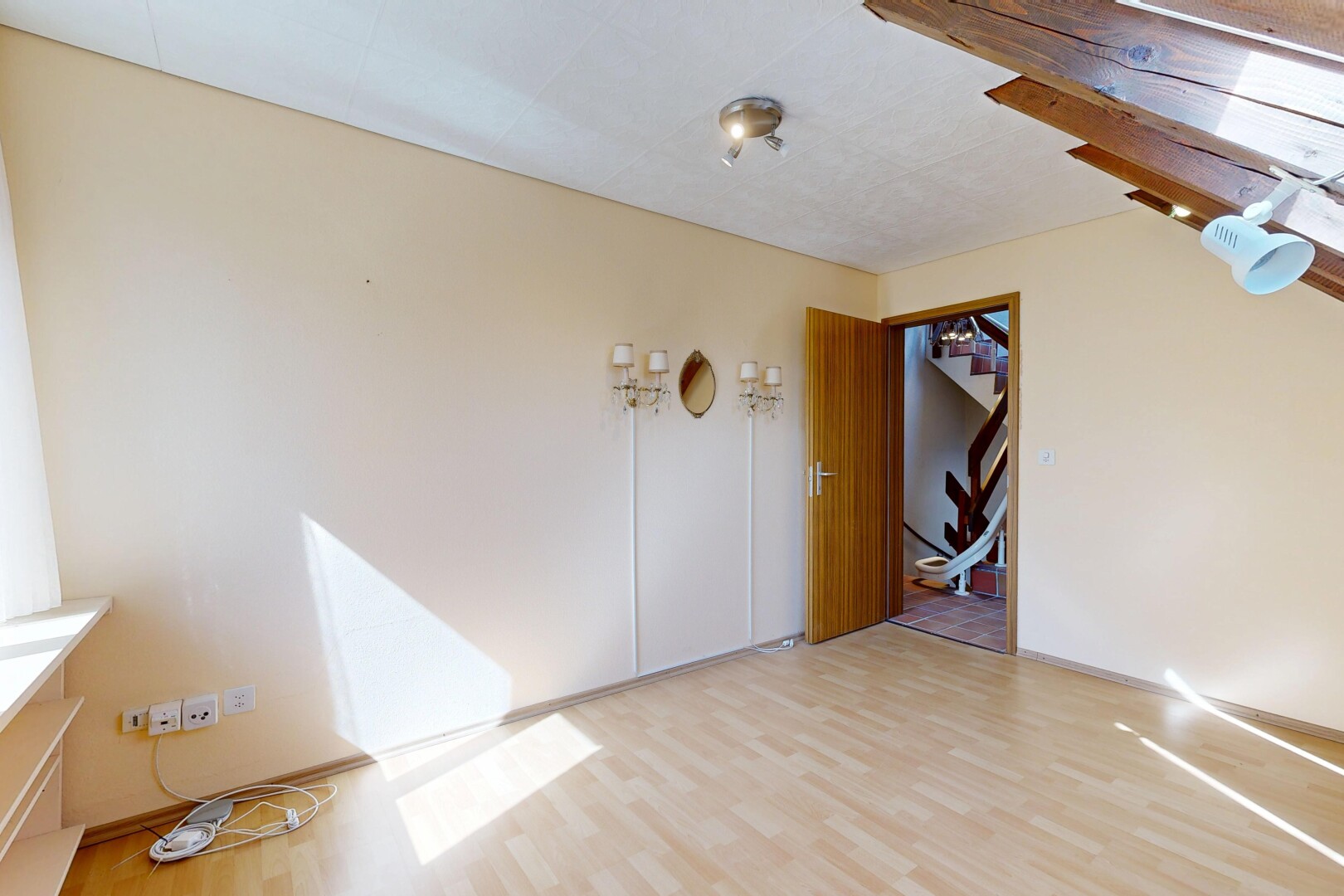 leerer raum mit gipskartonwand, drywall, holzfußboden, wood finish floor, und treppen