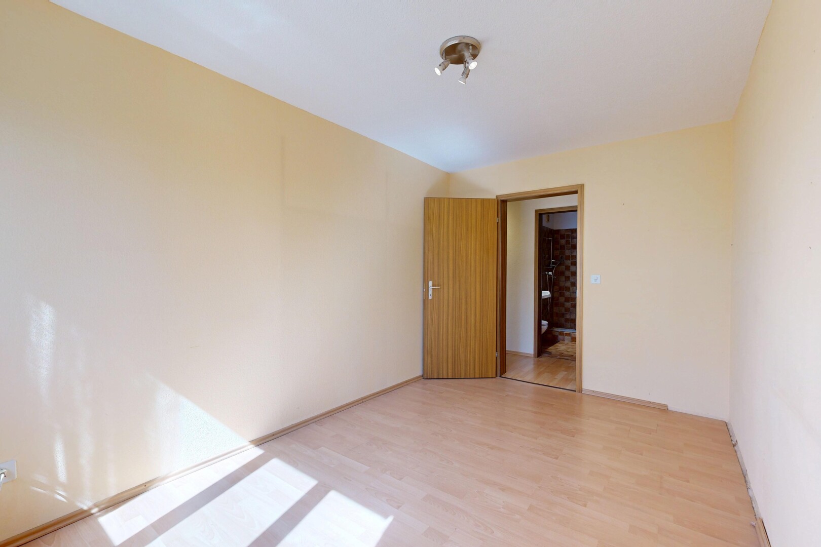leerer raum mit holzfußboden, wood finish floor, gipskartonwand, drywall, und inside property