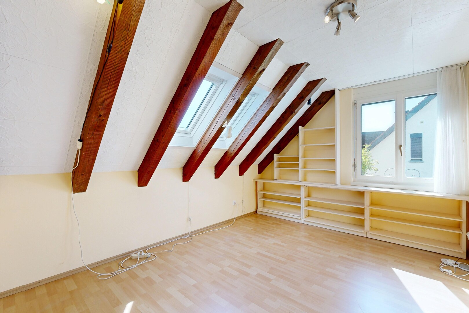 leerer raum mit eingebaute regale, deckenbeleuchtung, holzfußboden, wood finish floor, und natürliches licht