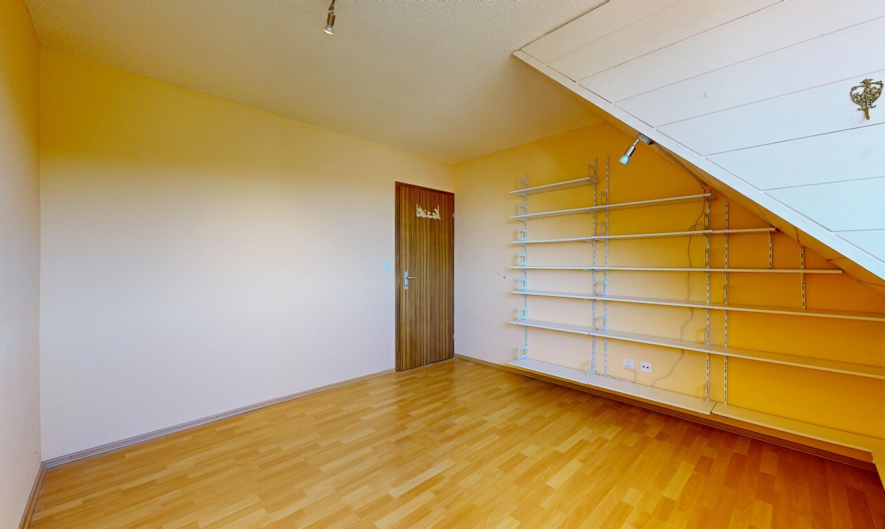 leerer raum mit wood finish floor, holzfußboden, drywall, gipskartonwand, und inside property