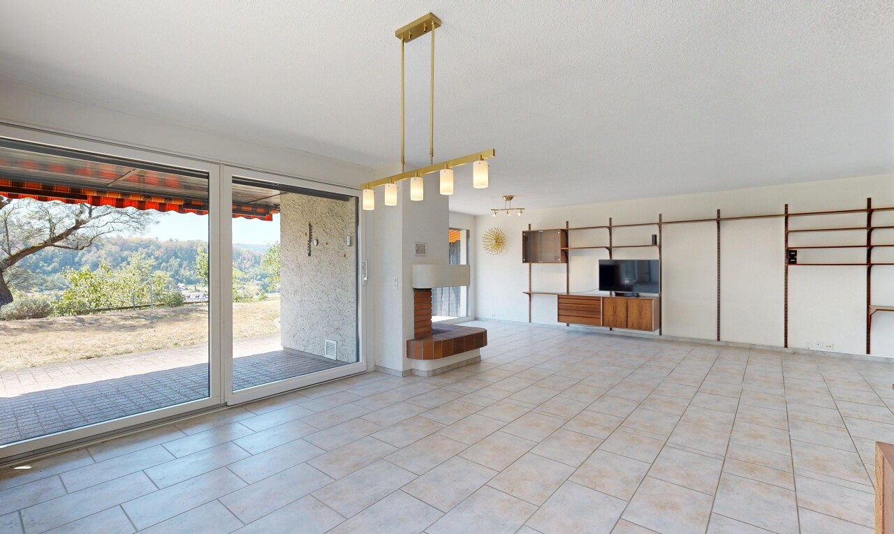 leerer raum mit inside property, drywall, gipskartonwand, fernseher, und light floor