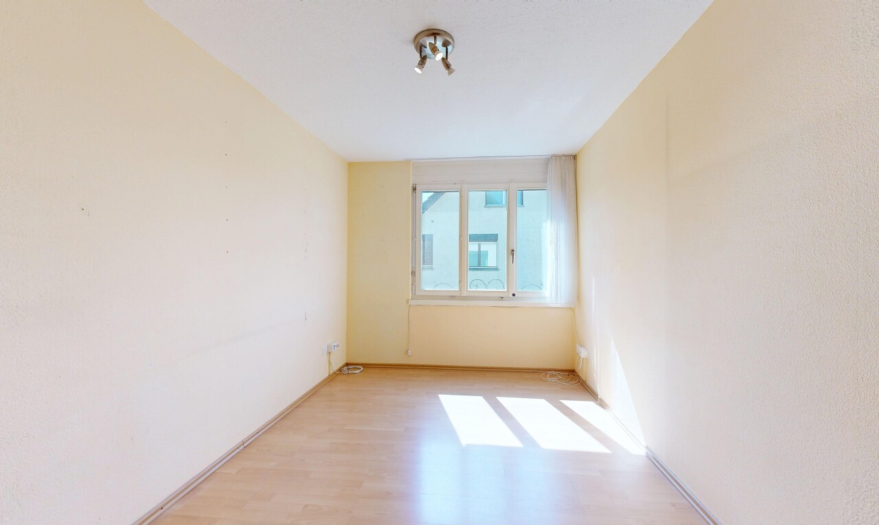 leerer raum mit wood finish floor, holzfußboden, inside property, drywall, und gipskartonwand