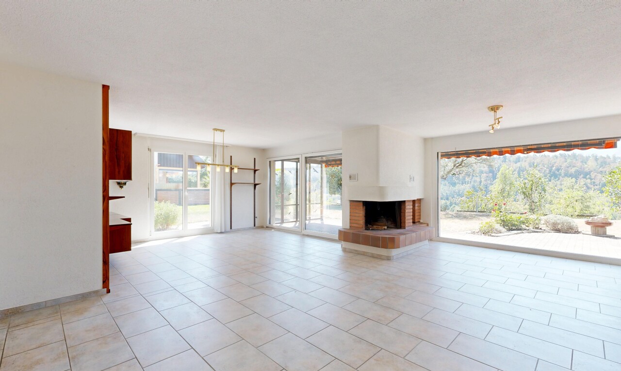 leerer raum mit kamin, drywall, gipskartonwand, light floor, und inside property
