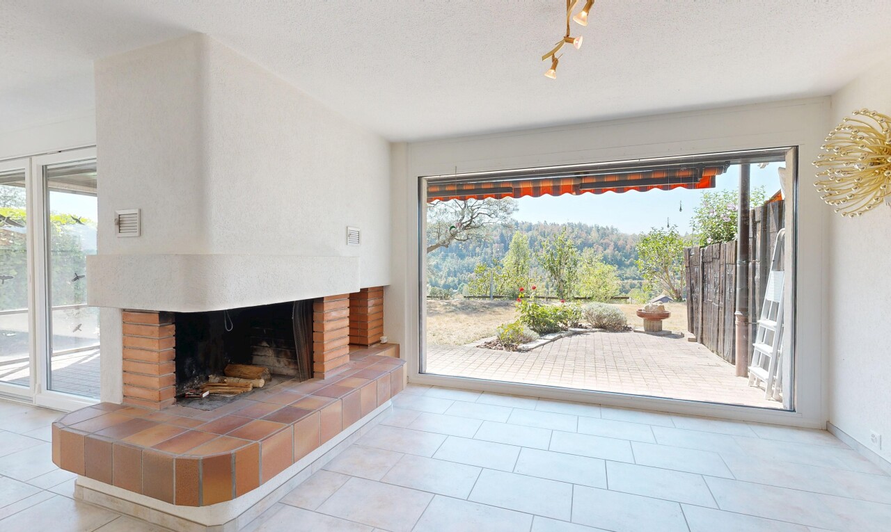wohnzimmer mit deckenbeleuchtung, inside property, kamin, light floor, und tile floor