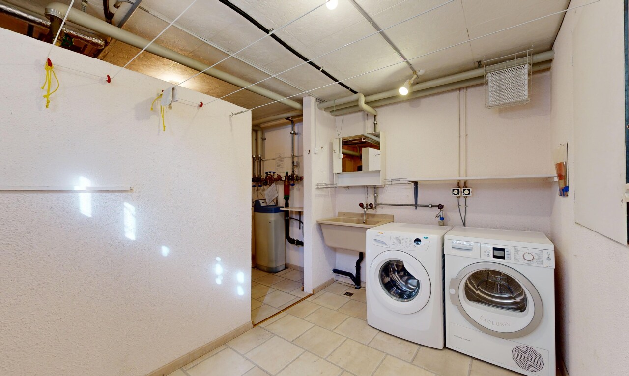 wäschekammer mit light floor, inside property, wäscherei, tumbler, und tile floor