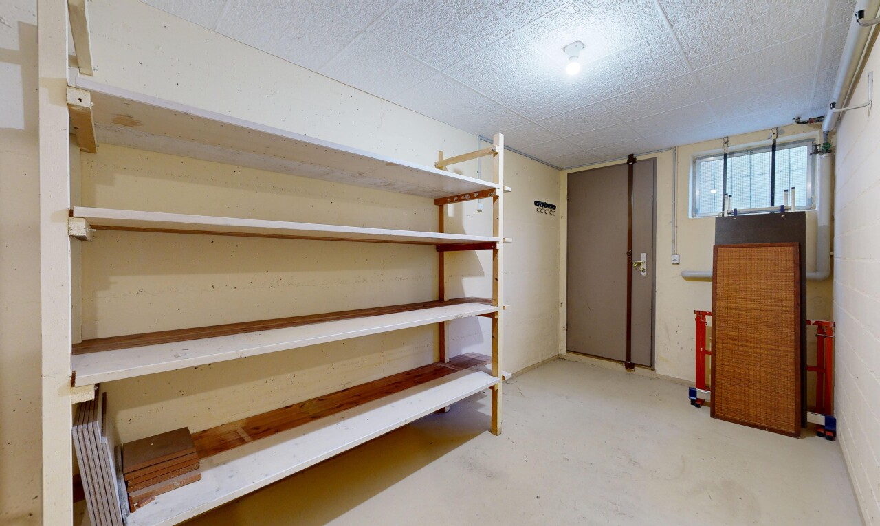 vorratskammer mit keller und natürliches licht