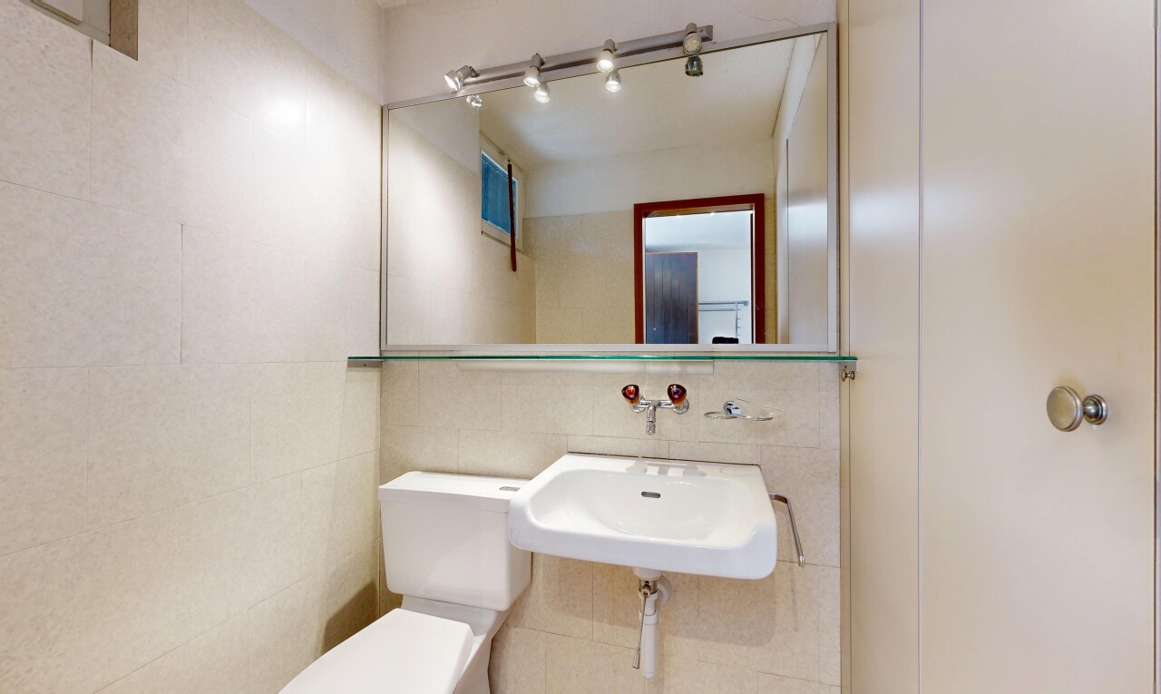 bad mit tile wall, fliesenwand, toilette, gäste-wc, und waschbecken