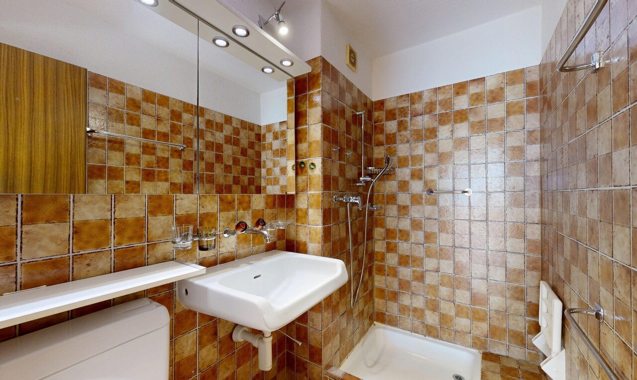 bad mit komplettes badezimmer, dusche, fliesenwand, tile wall, und spiegel