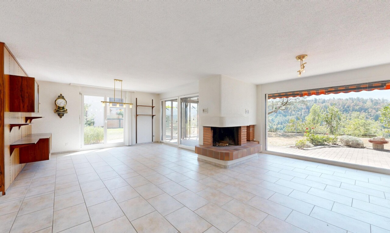 wohnzimmer mit kamin, drywall, gipskartonwand, inside property, und light floor