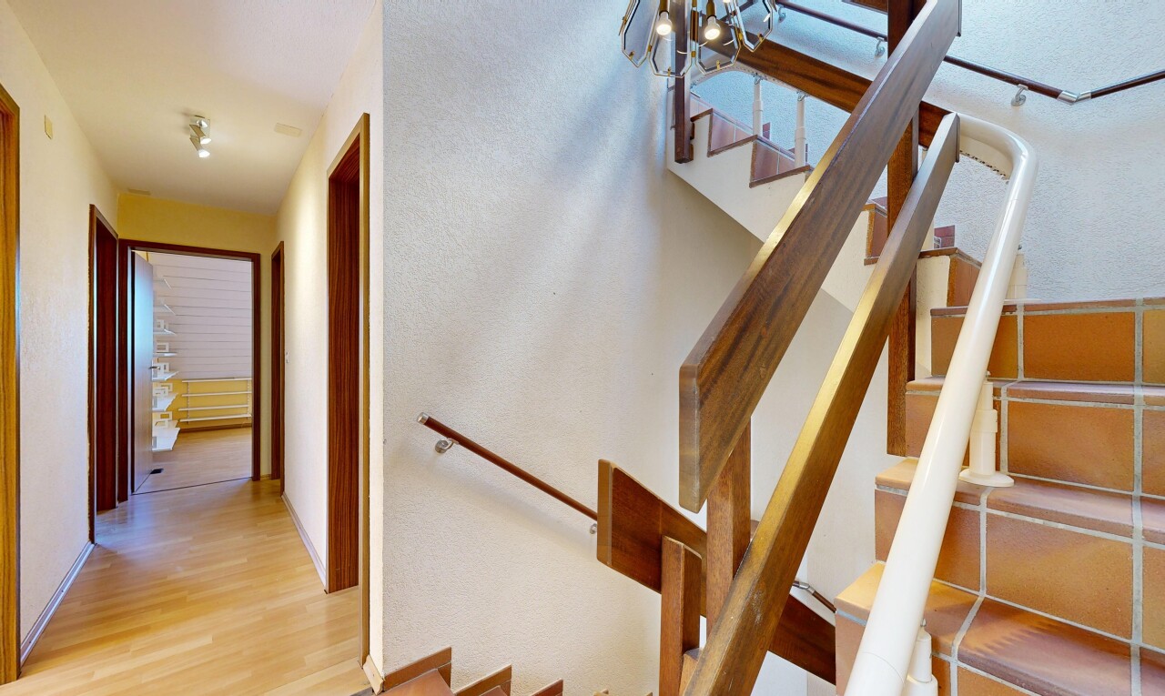 treppe mit treppen, holzfußboden, wood finish floor, und inside property