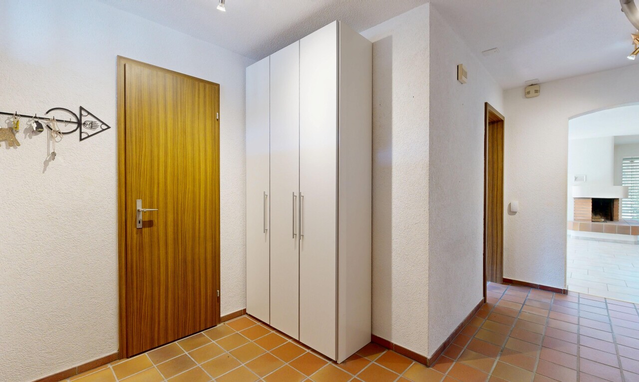 halle / korridor mit light floor, gewölbte gehwege, inside property, tile floor, und fliesenboden