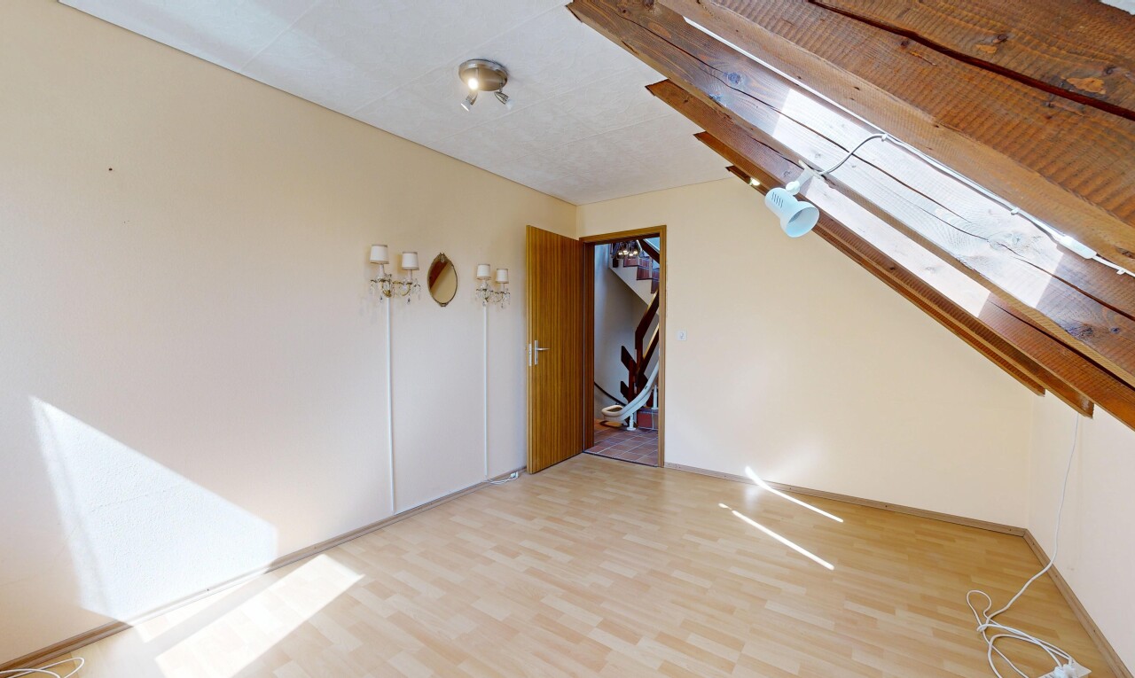 leerer raum mit holzfußboden, wood finish floor, gipskartonwand, drywall, und inside property