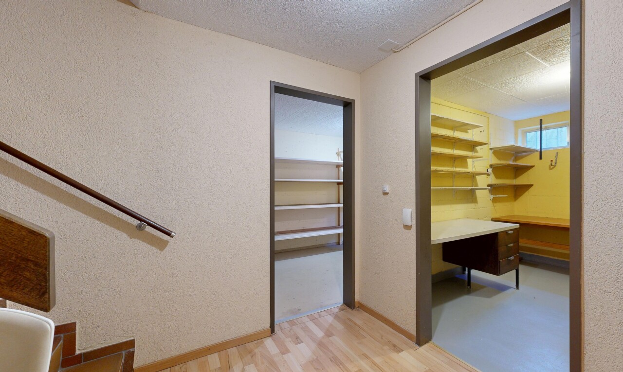 halle / korridor mit spritzputz decke, textured ceiling, holzfußboden, wood finish floor, und inside property