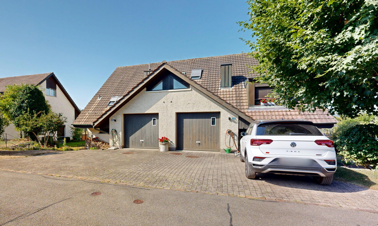 außenansicht mit property visible, auffahrt, ziegeldach, day time, und stuckverkleidung