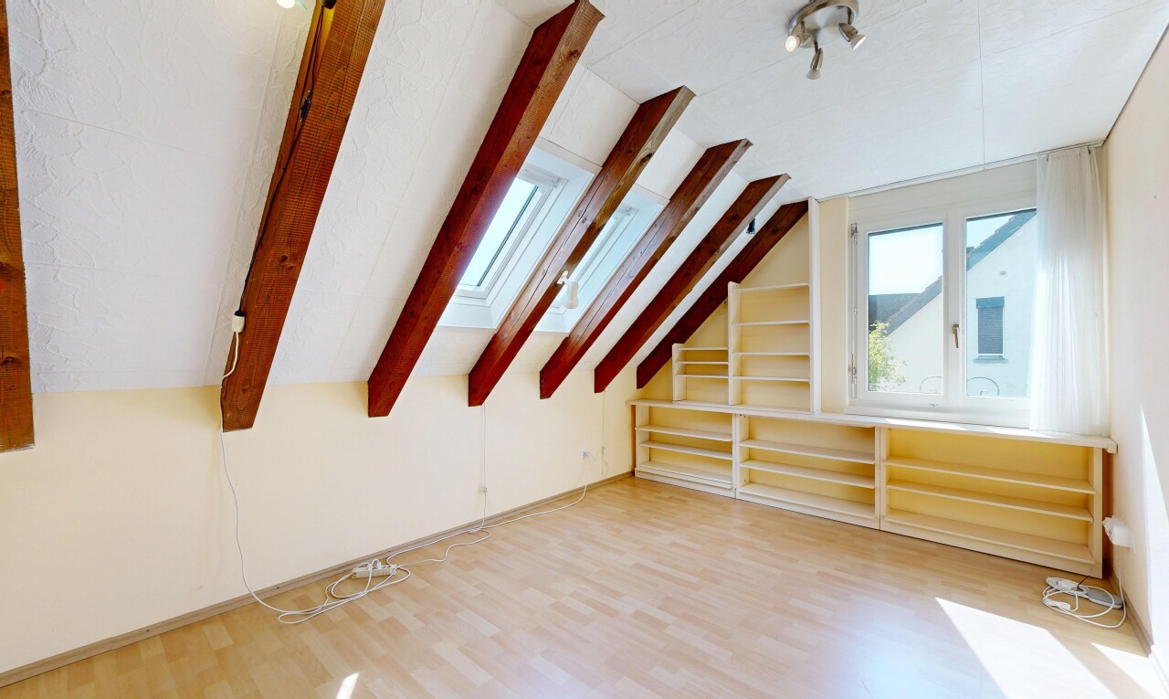 leerer raum mit eingebaute regale, deckenbeleuchtung, holzfußboden, wood finish floor, und natürliches licht