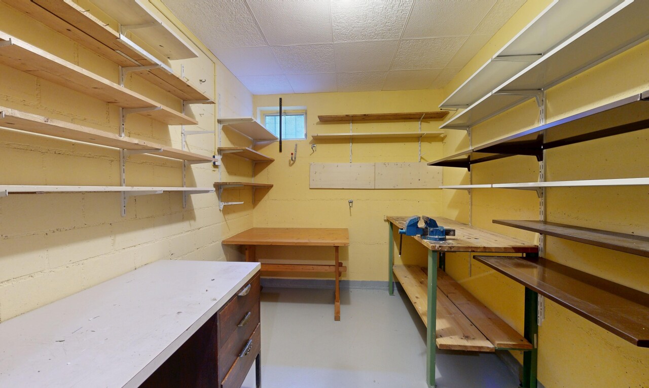vorratskammer mit keller und natürliches licht