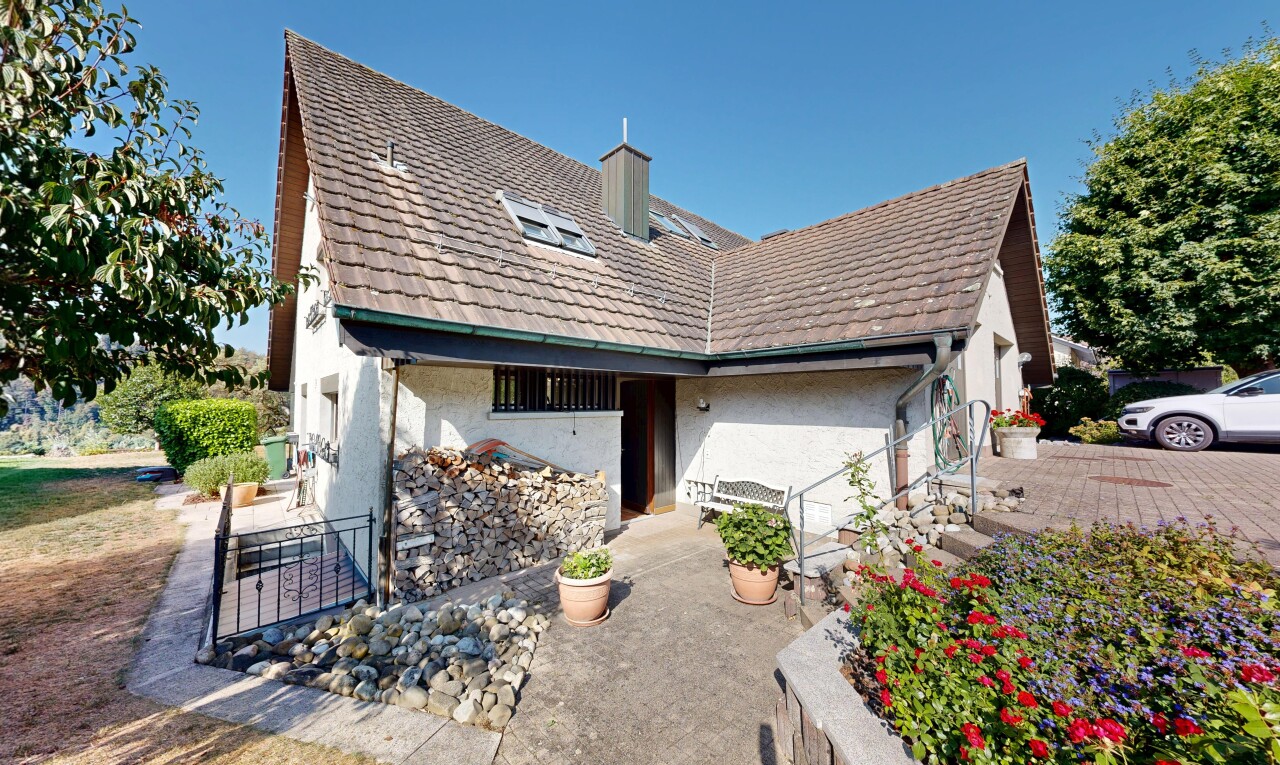 außenansicht mit property visible, ziegeldach, day time, garage angeschlossen, und schornstein