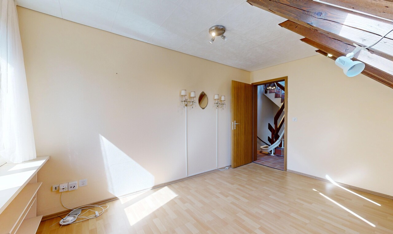 leerer raum mit gipskartonwand, drywall, holzfußboden, wood finish floor, und treppen