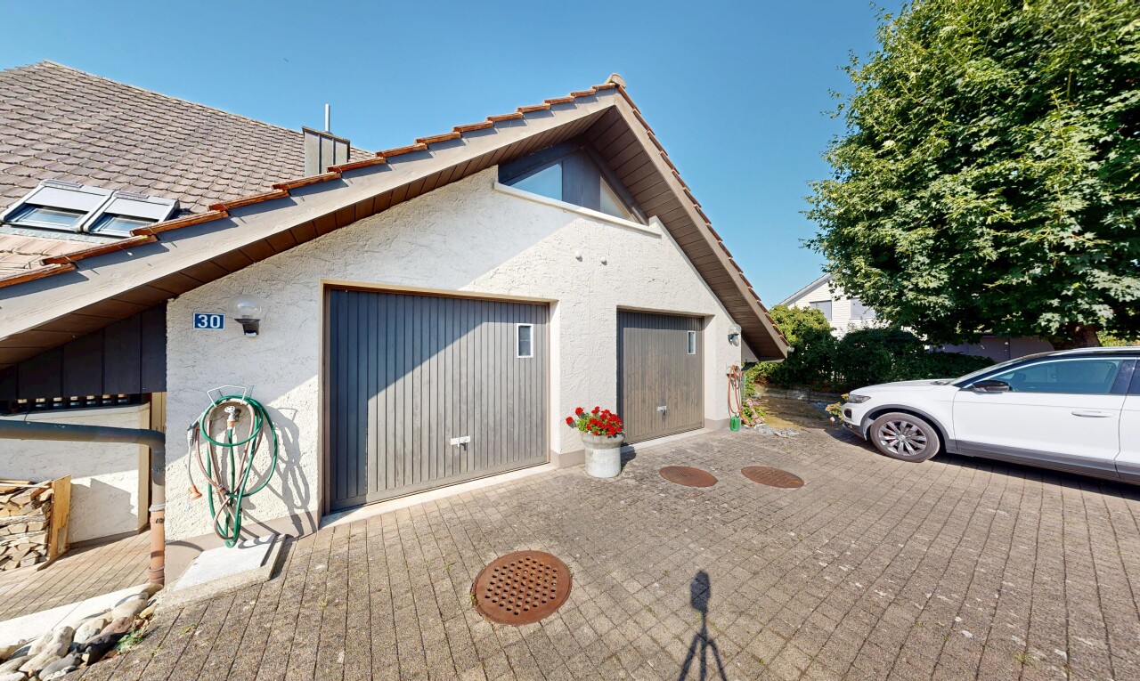 außenansicht mit property visible, ziegeldach, garage, stuckverkleidung, und day time