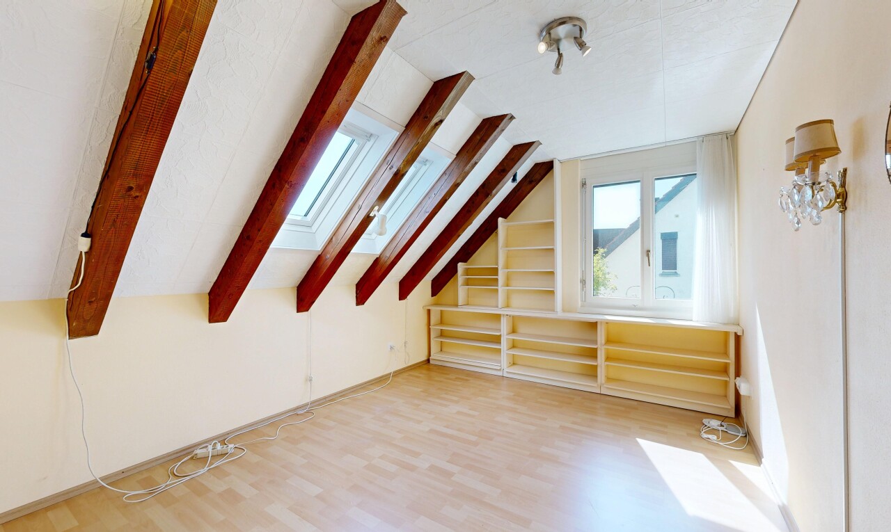 leerer raum mit eingebaute regale, zusätzliches zimmer, wood finish floor, holzfußboden, und natürliches licht