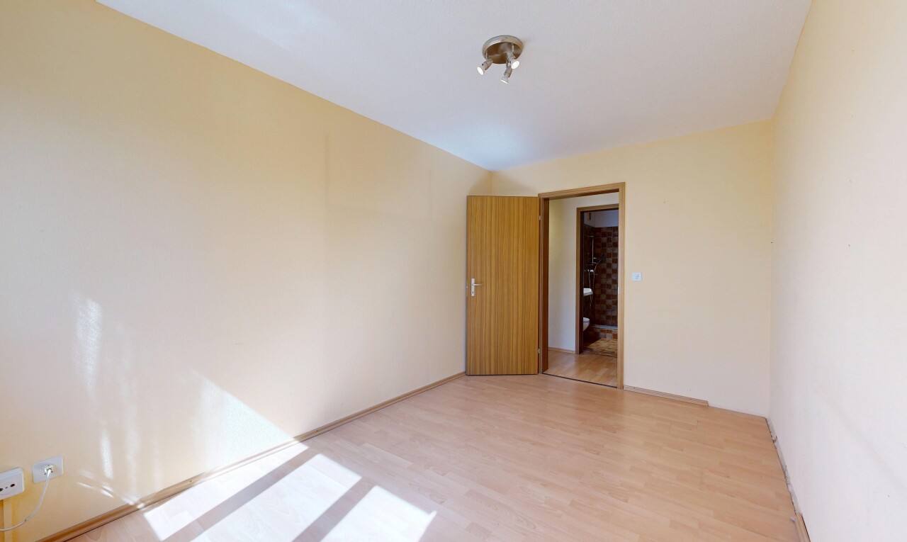 leerer raum mit holzfußboden, wood finish floor, gipskartonwand, drywall, und inside property