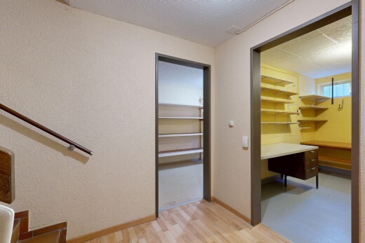 halle / korridor mit spritzputz decke, textured ceiling, holzfußboden, wood finish floor, und inside property