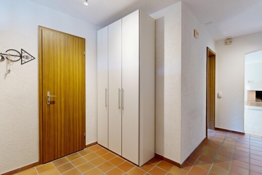halle / korridor mit light floor, gewölbte gehwege, inside property, tile floor, und fliesenboden