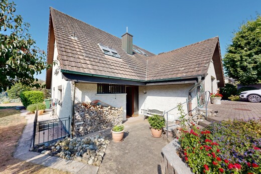 außenansicht mit property visible, ziegeldach, day time, garage angeschlossen, und schornstein
