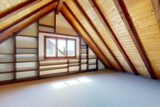 leerer raum mit wood ceiling, holzdecke, cathedral ceiling, kathedralendecke, und beamed ceiling