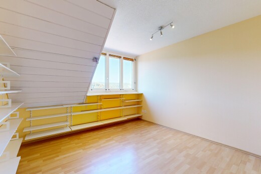 leerer raum mit deckenbeleuchtung, zusätzliches zimmer, holzfußboden, wood finish floor, und gipskartonwand