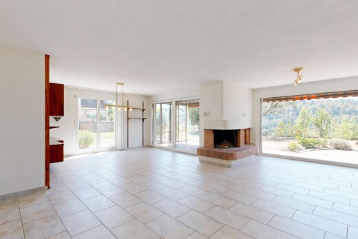 leerer raum mit kamin, drywall, gipskartonwand, light floor, und inside property